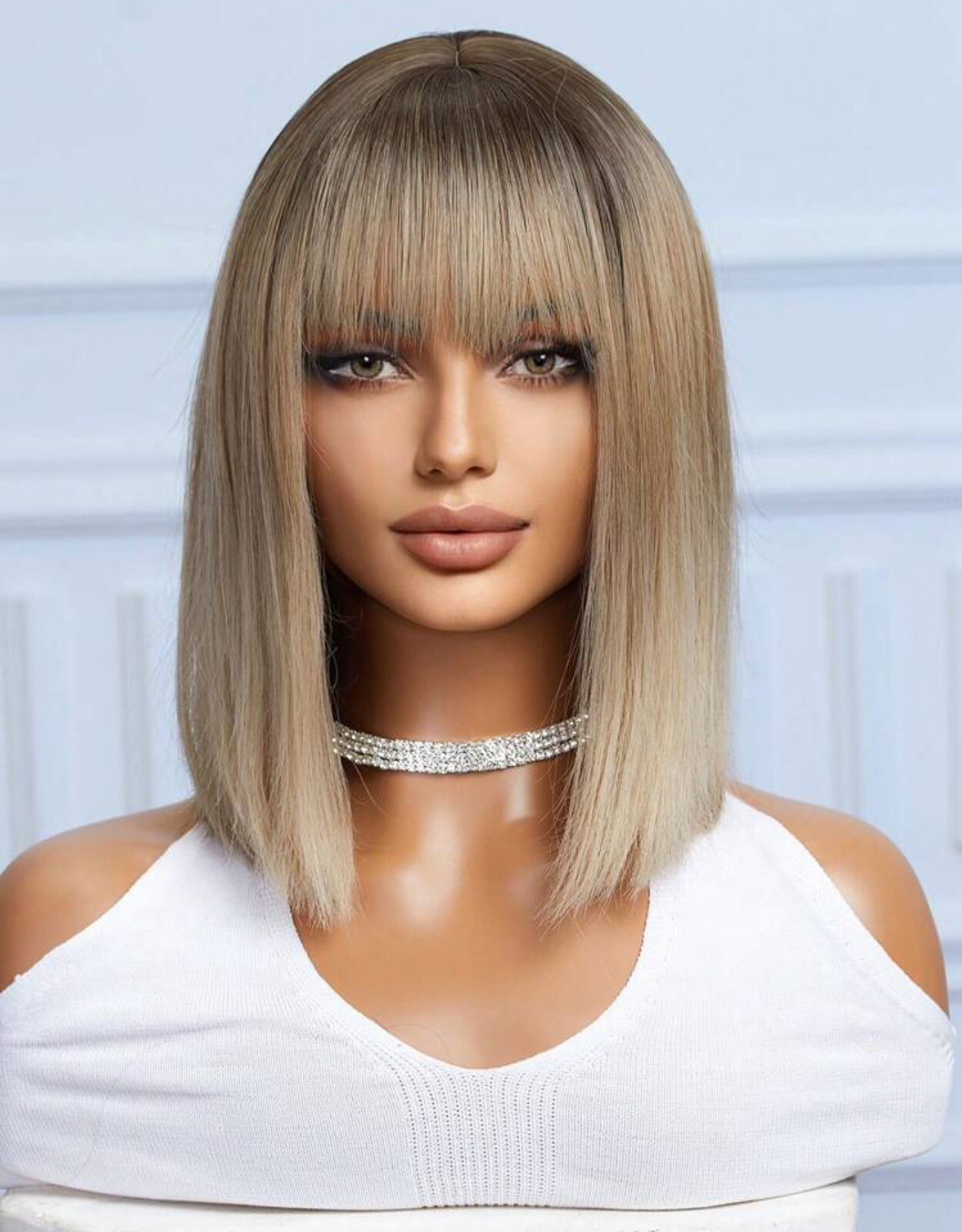 Perruque synthétique brun doré femme coupe courte lisse frange 35cm