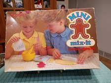Complete 1979 Tupperware Toys Mini Mix It Set Brand New Children  s Mixing Set