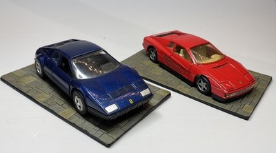 Maisto Ferrari Cars x2, Weathered, Code 3 mit Basen, Custom Die Cast