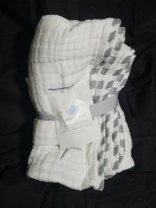 white muslin quilt