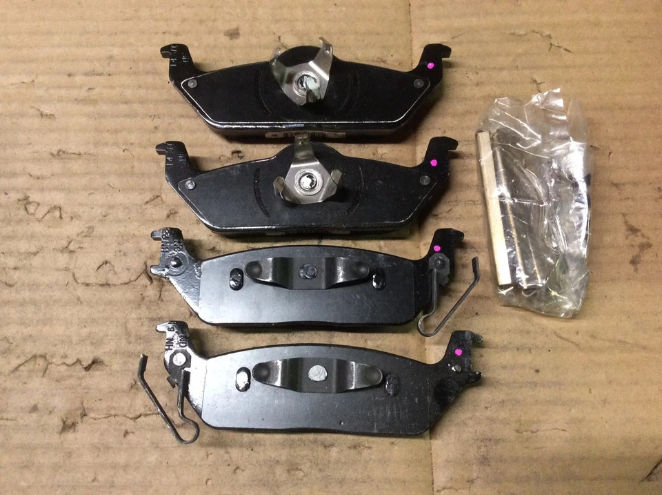 Nuevas pastillas de freno de disco traseras de fábrica OEM Ford Motorcraft 4L3Z-2200-AB Foto 3 de 4