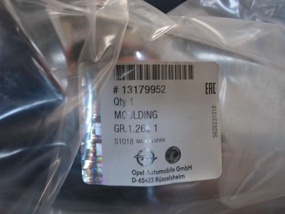 13179952 Chrome Grill Molding W/ Emblem For Opel Vauxhall Corsa D - Image 2 of 2