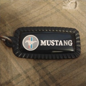 1980s 🇺🇸 VINTAGE 〰️FORD〰️ “MUSTANG”METAL KEYCHAIN / FOB / TAG/ 👀 LQQK 👀