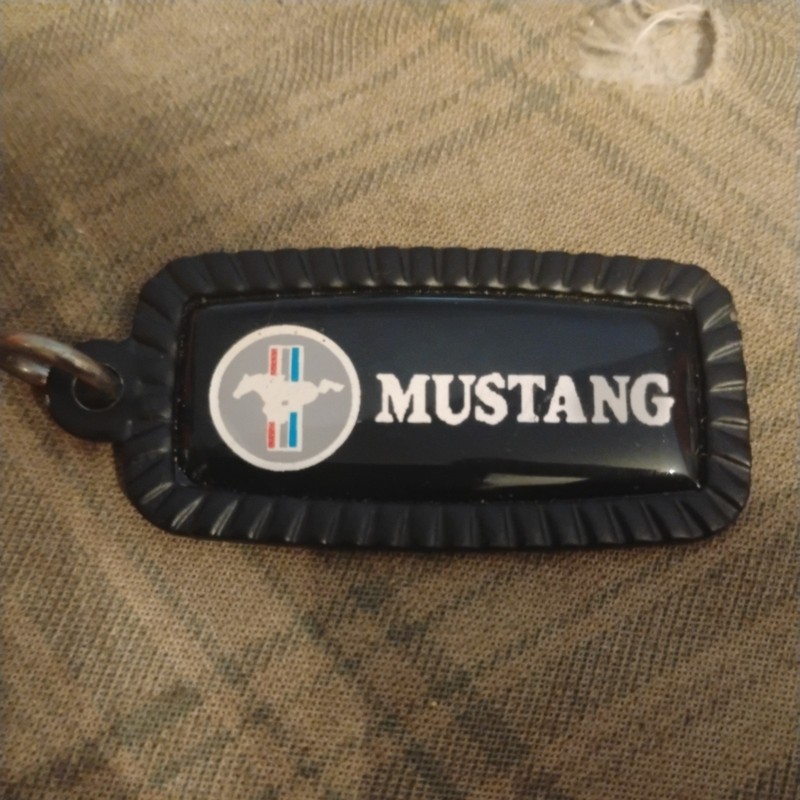 1980s 🇺🇸 VINTAGE 〰️FORD〰️ “MUSTANG”METAL KEYCHAIN / FOB / TAG/ 👀 LQQK 👀
