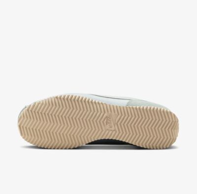 W Nike Cortez Textile Light Pumice Metallic Silver DZ2795