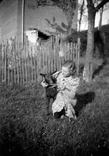 Jeune femme avec chèvre biquette - négatif photo ancien an. 1940 50
