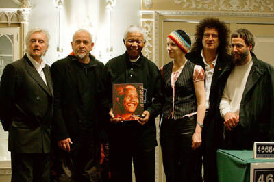 Nelson Mandela and musicians Roger Taylor Peter Gabriel Annie Len- 2004 Photo