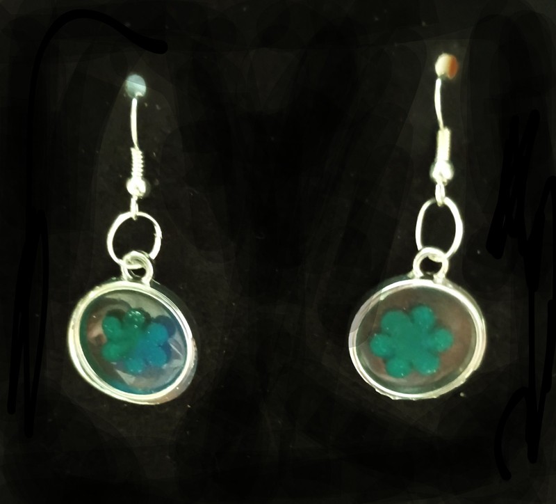 Small  round botanicals resin earrings with green flowers