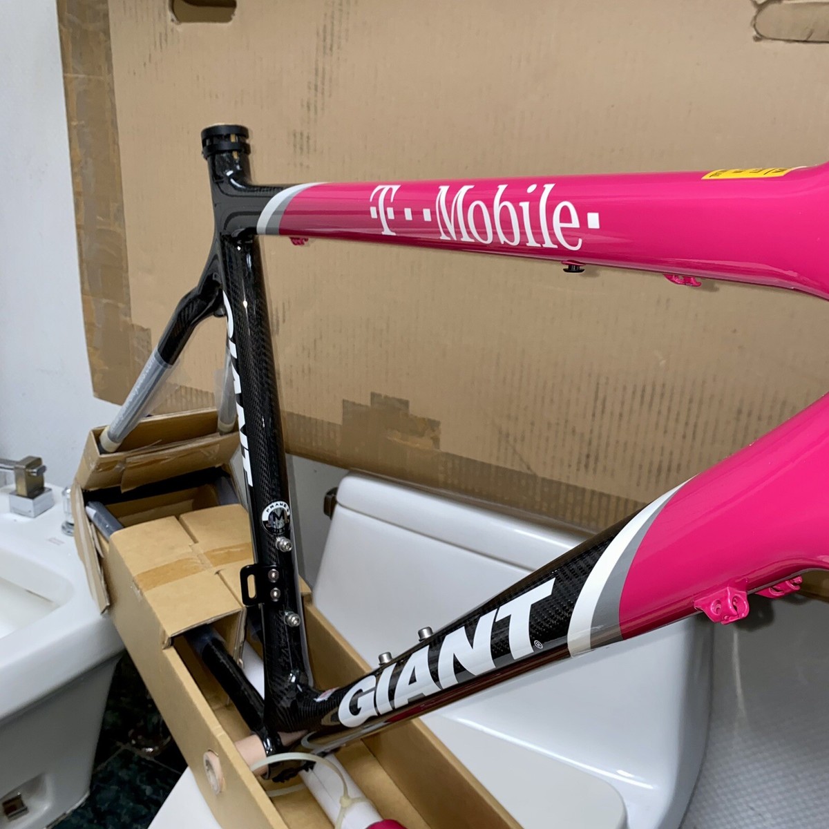 TRUE NOS (SIZE MEDIUM) 2005 GIANT TCR TEAM T-MOBILE CARBON FRAME