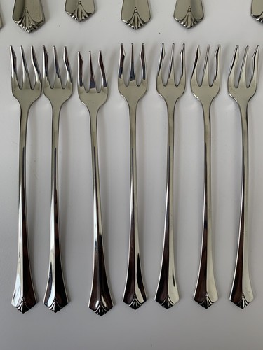 Oneida Distinction Deluxe Westgate Royal Crest 16 Pieces Stainless Flatware HH - Picture 5 of 6