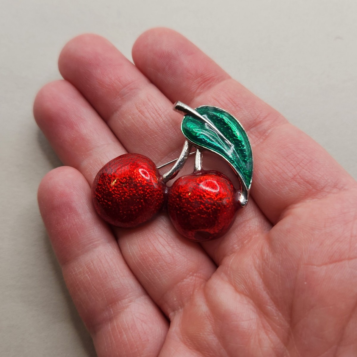 アクセサリー takanadaisuke Red cherry brooch Rhinestone Cherry Brooches for Women Unisex Enamel Cherries