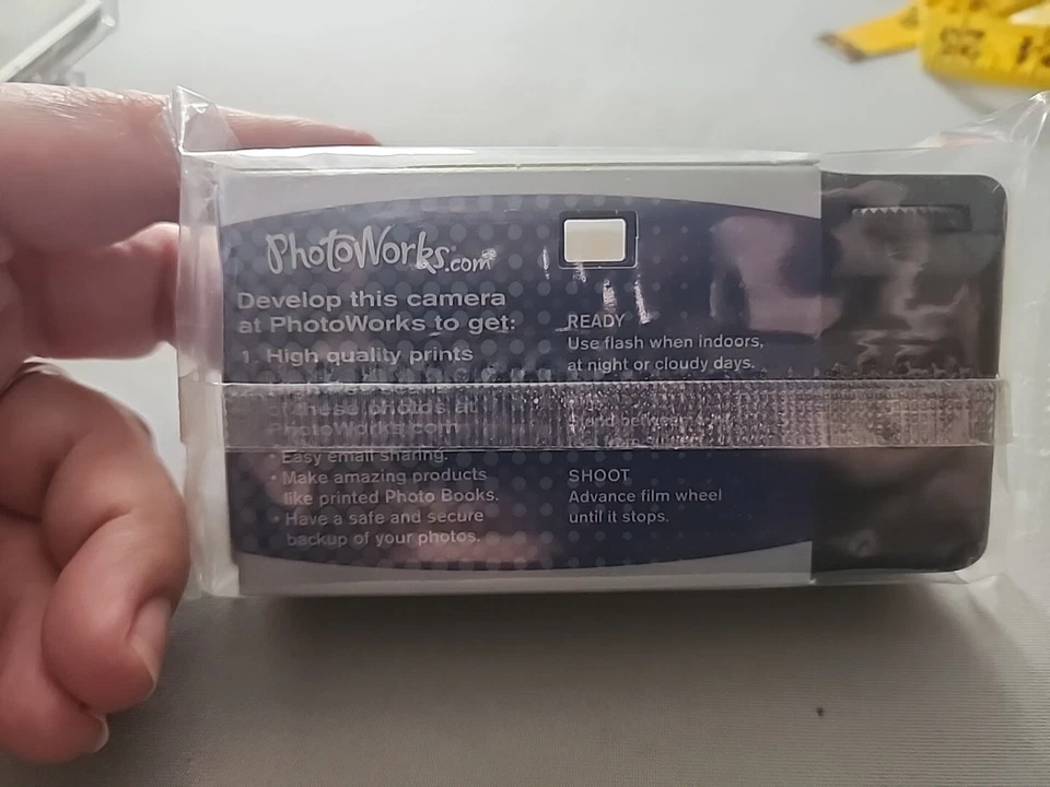 PhotoWorks Single Use Camera 27 Exposures 400 Film 35mm Sealed NOS Untested VTG - Image 3 of 3