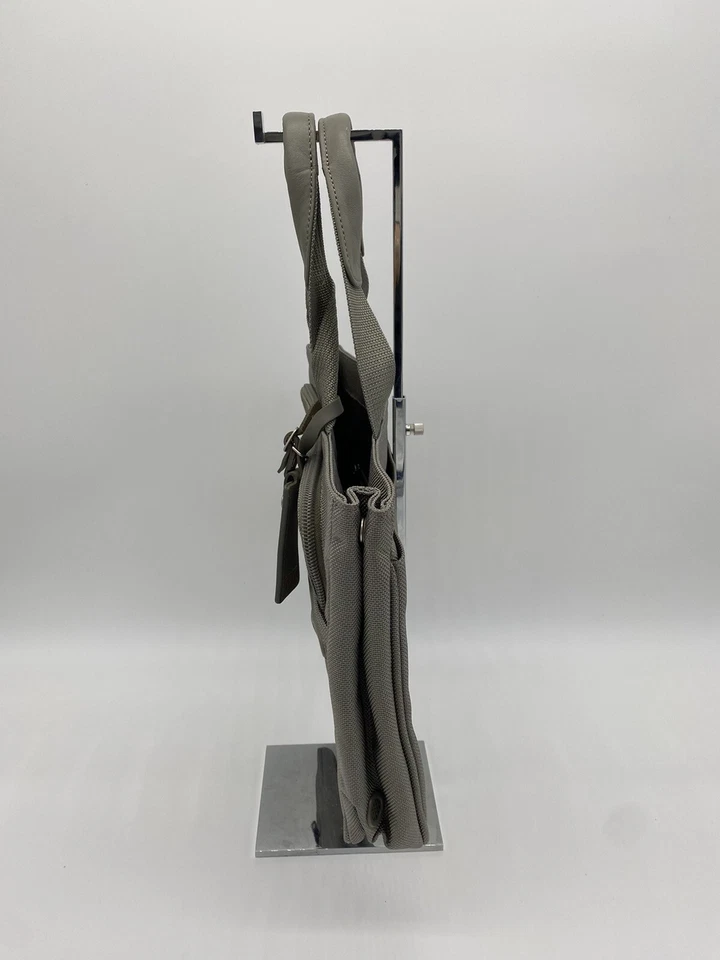 NUEVO Bolso de Mano Pequeño Tumi Plateado/Gris Estilo #26189S4 14”x10.5”x4” Foto 3 de 4