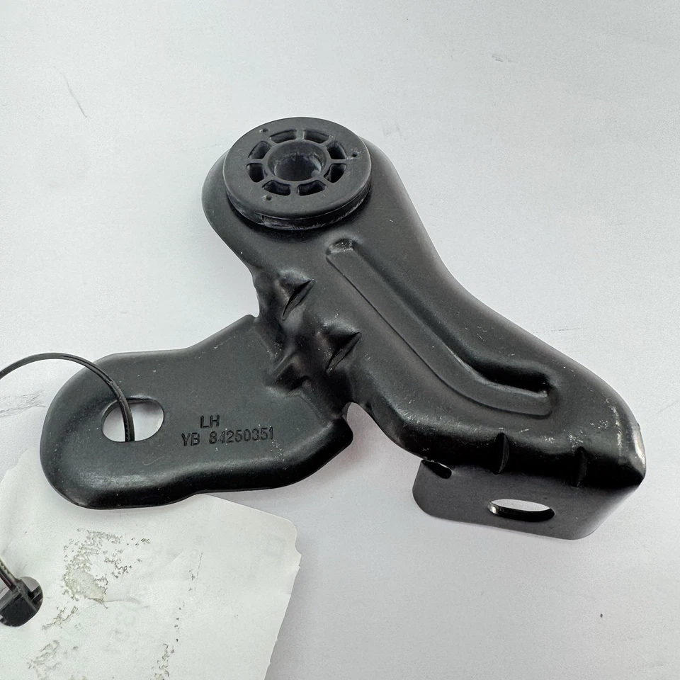 Radiador de motor de gasolina Buick Enclave 2018-2024 3,6 L V6 soporte superior izquierdo OEM Foto 2 de 4