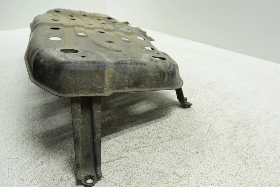 Placa de deslizamiento del tanque de combustible Toyota Sequoia 2001-2006 OEM debajo del protector de barra Foto 3 de 4