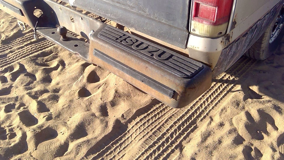 Parachoques trasero con soportes para camioneta Isuzu Pup 1981-1987 OEM Foto 2 de 4