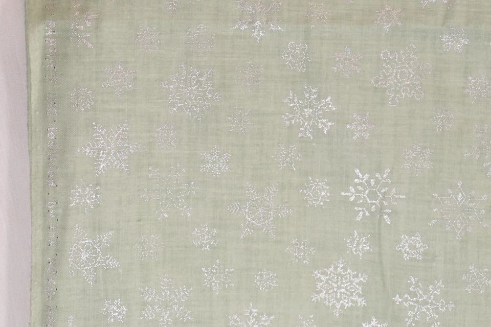 Tecido Concord Kessler verde claro 144"L x 44"W com flocos de neve prata brilhante - Imagem 3 de 4