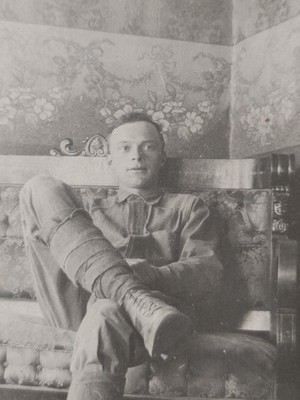 Vintage 1920er junger Mann Soldat Uniform männlicher Körperbau Interesse Foto Schnappschuss I