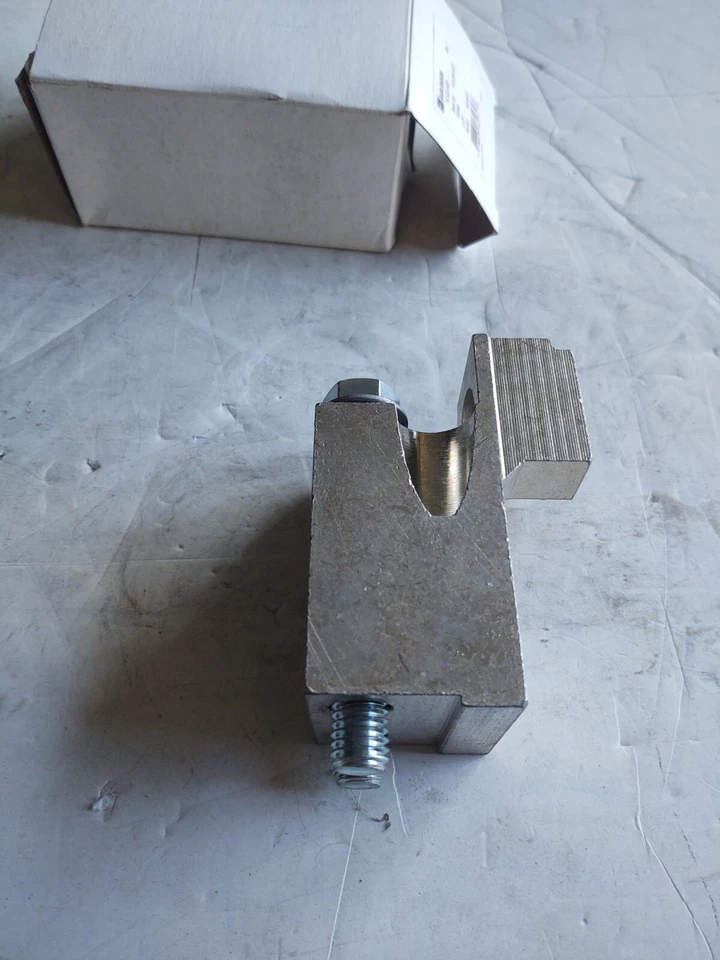 CUTLER-HAMMER # TA1201NB1 / 3 HOLE  TERMINAL ASSY./ ILSCO # D2246, 500-750 KCMIL - Image 3 of 4