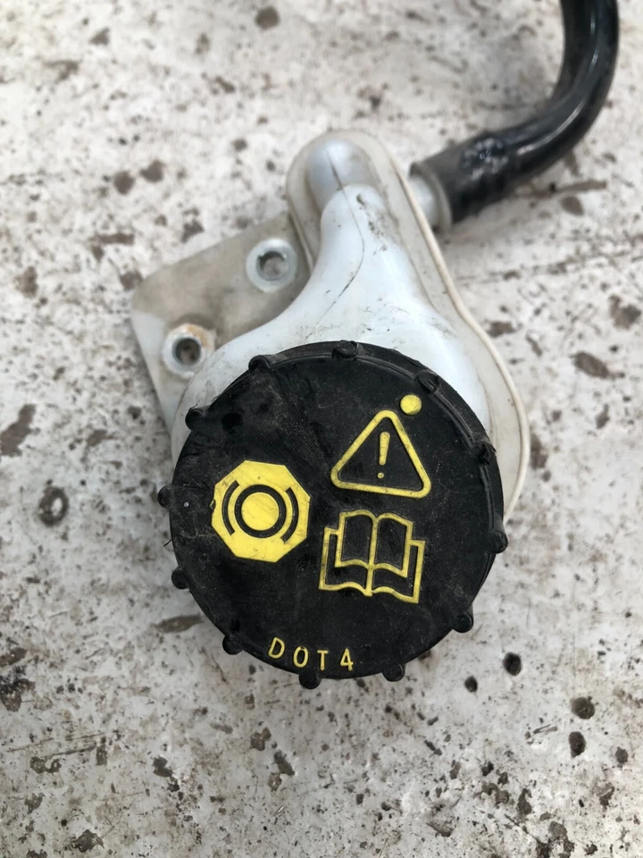 Tanque de líquido de frenos Ford Transit Courier EY162K478BC 1496cc diésel MPV 2018 s46 Foto 2 de 4