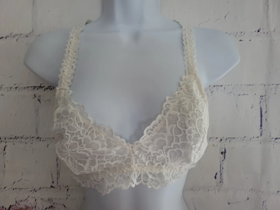 Sujetador Xhilaration Bralette de Encaje Blanco Inalámbrico Espalda Corredora Grande Correas Ajustables Foto 2 de 4