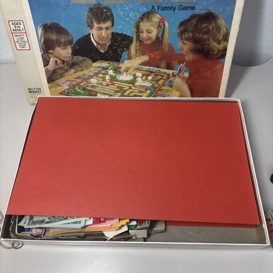 VINTAGE THE GAME OF LIFE 1977 EDITION MILTON BRADLEY COMPLETE FAMILY FUN SKILL - Image 4 of 4