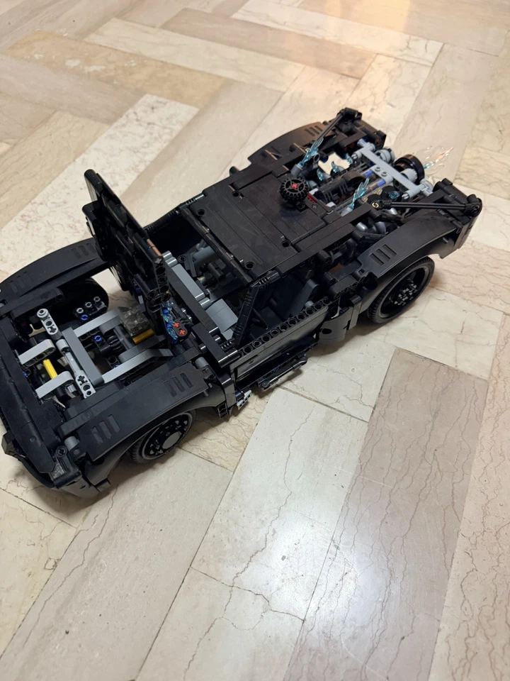 LEGO Technic 42127 The Batman - Batmobile, foto 3 di 4