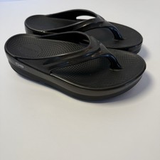 NEW OOFOS Women's OOmega OOlala Stacked Sandal Titanium Mirror Size 9