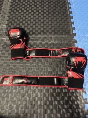 Venum Black/Red Sparring Set Giant 3.0 14oz + Challenger 3.0 M