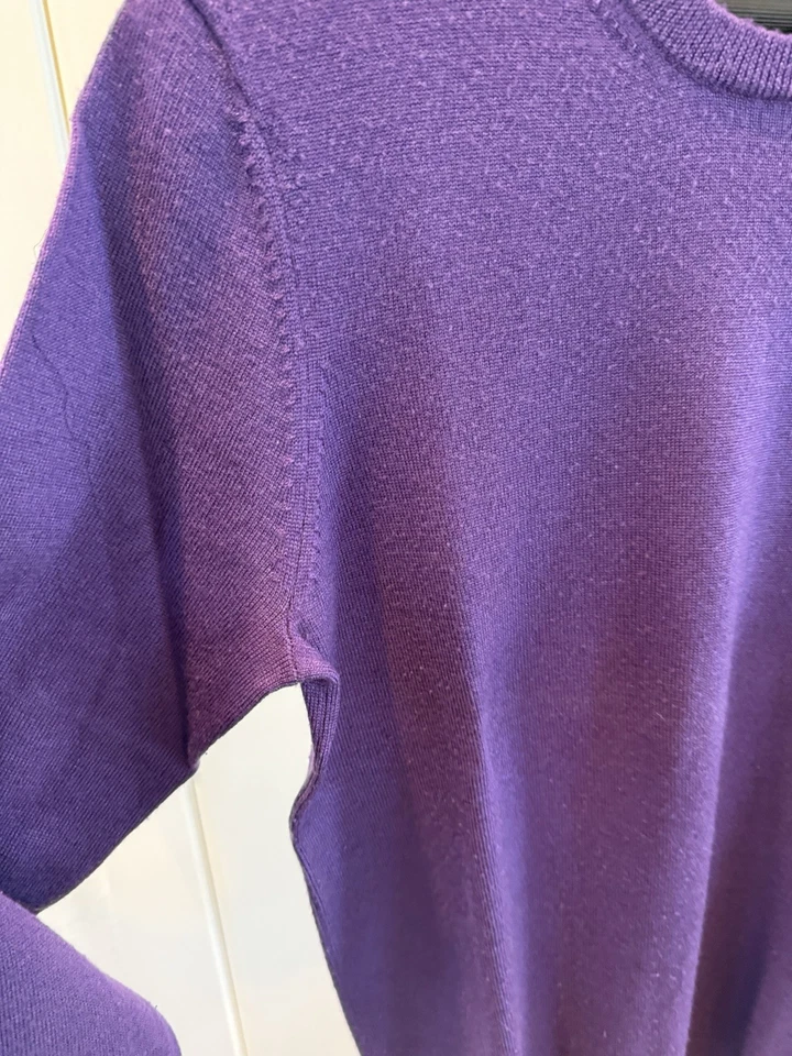 Suéter de cuello redondo 100 % cachemir púrpura exclusivo de Neiman Marcus para hombre talla M Foto 3 de 4