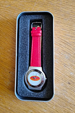 Moto Guzzi Armbanduhr mit rotem Lederarmband in Metallbox, rot