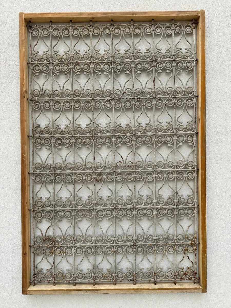 Grilles De Fenêtre En Fer Forgé Sur Une Structure De Renaissance