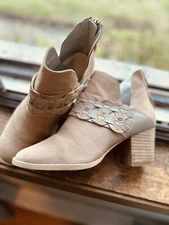 Nine West Booties Womens 6.5 Danbia Beige Leather Zipper Low Cut Floral Accent