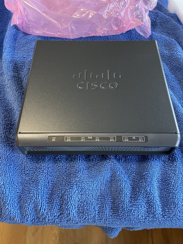 CISCO ROUTER VG204XM / VG204XM (NEW IN ORIGINAL BOX WITH ALL ACCESSORIES.)