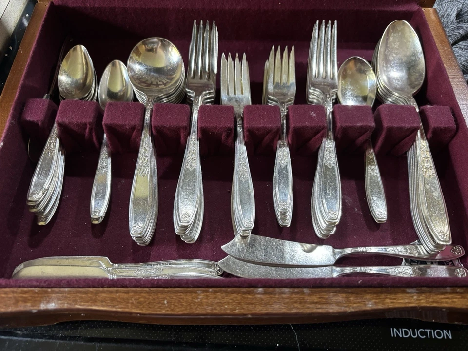 Cubiertos 1847 Rogers Bros IS chapados en plata 76 piezas con caja de madera con patas Foto 3 de 4