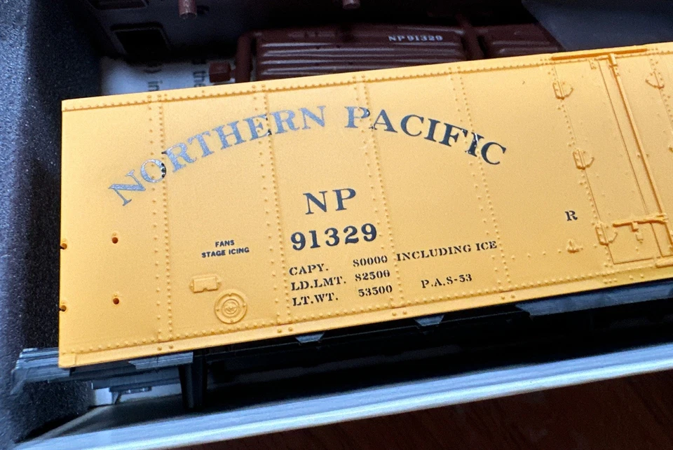 Intermountain HO Kit Amarillo RR Museum R40-25 Reefer Northern Pacific #91329 NY - Image 3 of 4