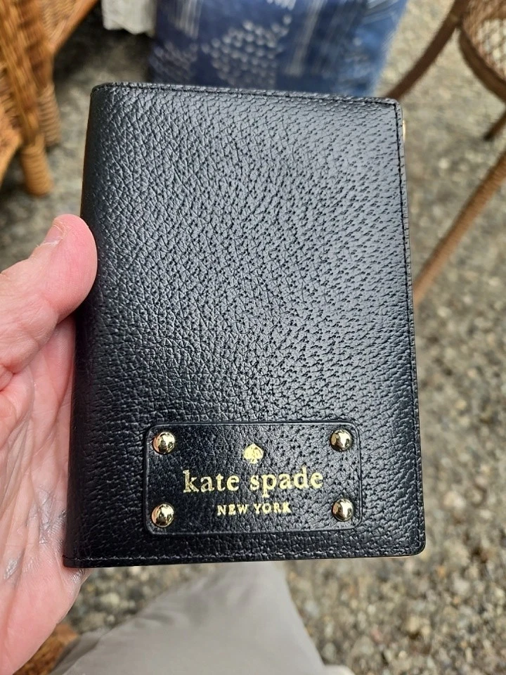 Черно-розовая лопата с буквами для паспорта KATE SPADE New York - Изображение 4 из 4