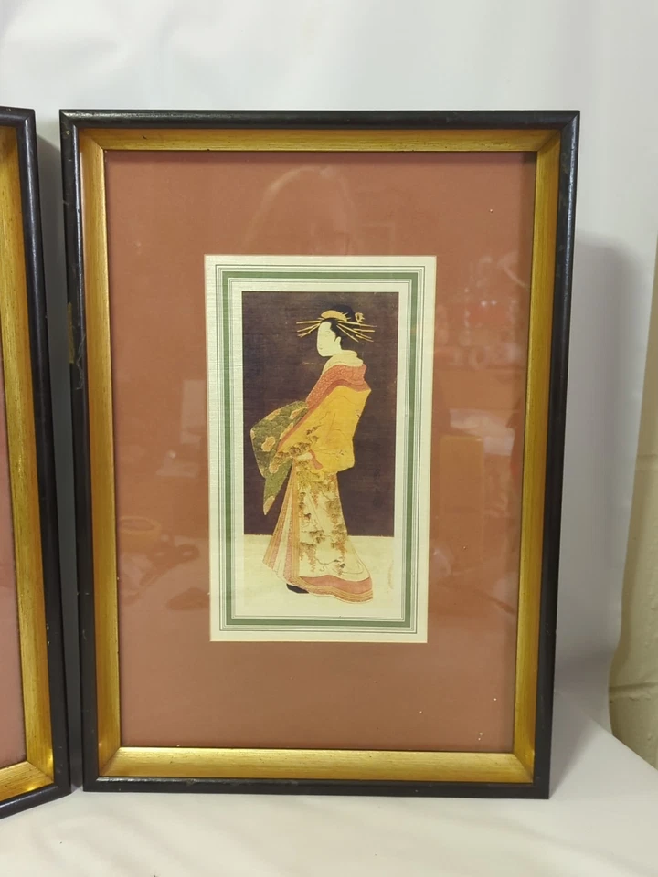2 fotos vintage de garotas gueixas de meados do século emolduradas em xilogravuras japonesas em seda - Imagem 2 de 4