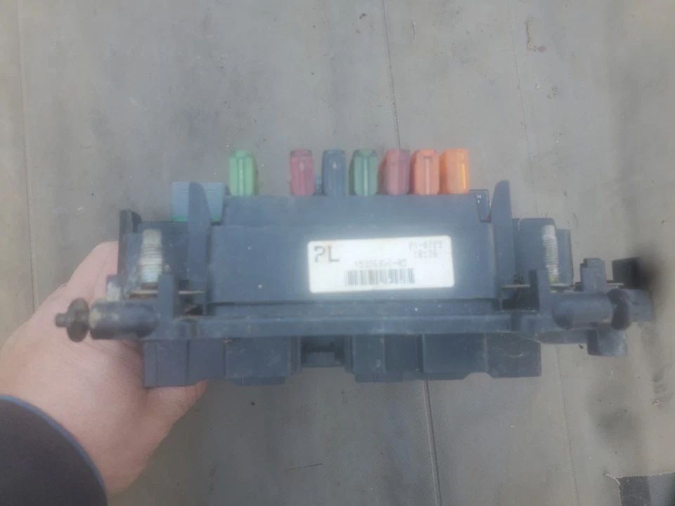 GMC 1999 2000 2001 2002 Sierra Silverado Tahoe Yukon Fuse Box Engine Bay  OEM - Image 3 of 3