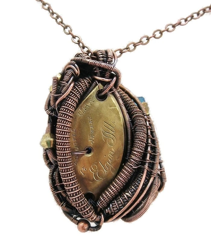 Colgante sensorial líquido Steampunk azul brillo: collar envuelto en alambre de bronce Foto 4 de 4