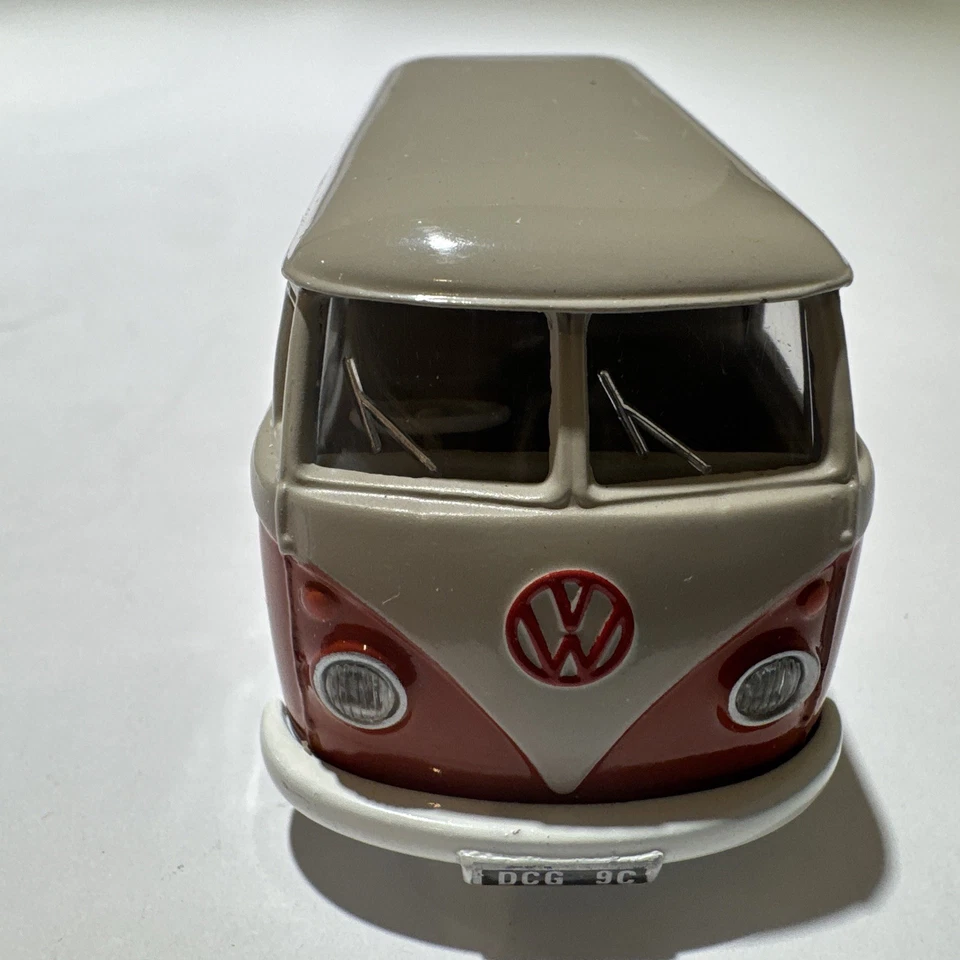 Литой фургон Corgi Toys Volkswagen VW Kombi Bus 1962 масштаб 1:43 двухцветный красный/кремовый - Изображение 2 из 4