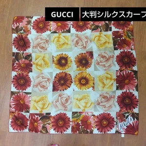 Grande écharpe Gucci motif fleur gerbera rose