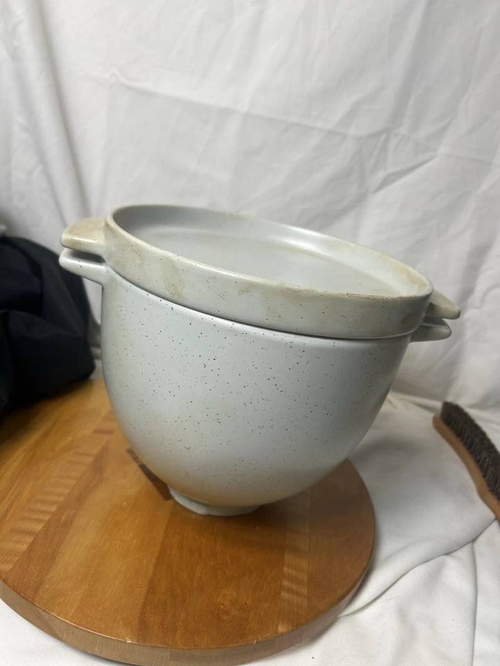 Cuenco para pan de porcelana moteada KitchenAid® con tapa para hornear, 5 cuartos usado Foto 2 de 4