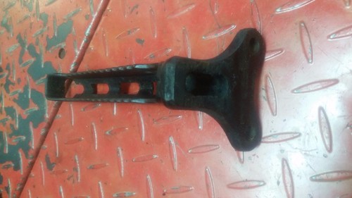 YAMAHA YFM 250 BEAR TRACKER > FOOT PEG REST # 4XE-F7411-00-00 - Picture 3 of 12