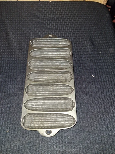 Vintage Wagner Ware -O- #1319 D Cast Iron Krusty Korn Kobs Junior Pan 1920 Clean