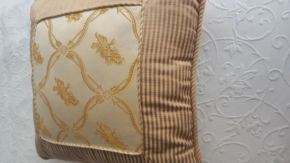 Funda de Almohada Decorativa Dorada y Crema Cuadrada Cama Sofá Decoración Acento 16 x 16 Foto 4 de 4