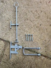 Torriegel mit Doppelbeinschließer. Leicht für berittene Reiter.