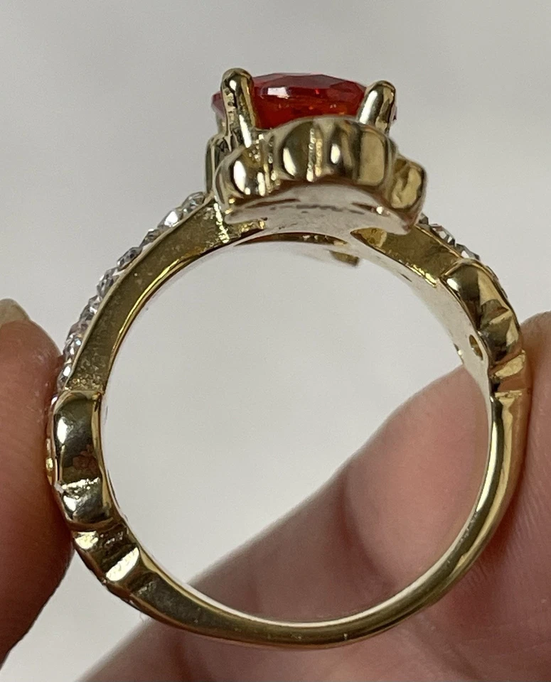 Anillo de cóctel grueso cruz talla 7,75 imitación ópalo de fuego diamantes de imitación transparentes tono dorado Foto 4 de 4