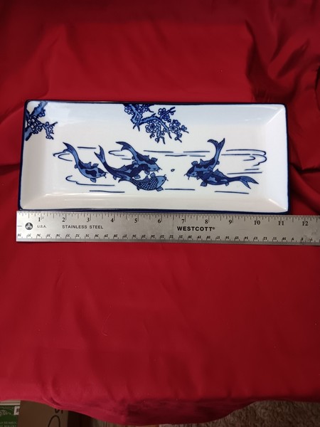 Plato de servir sushi rectangular World Market blanco con pescado azul