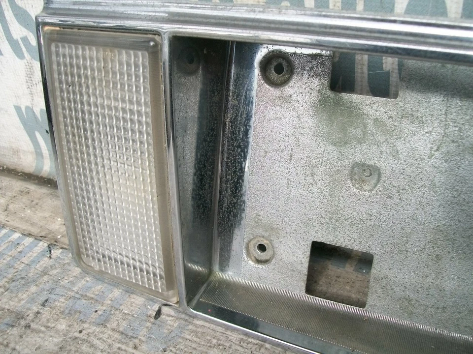 1986-1991 CADILLAC SEVILLE ELDORADO OEM FINISH PANEL LICENSE PLATE REVERSE LIGHT Foto 3 de 4